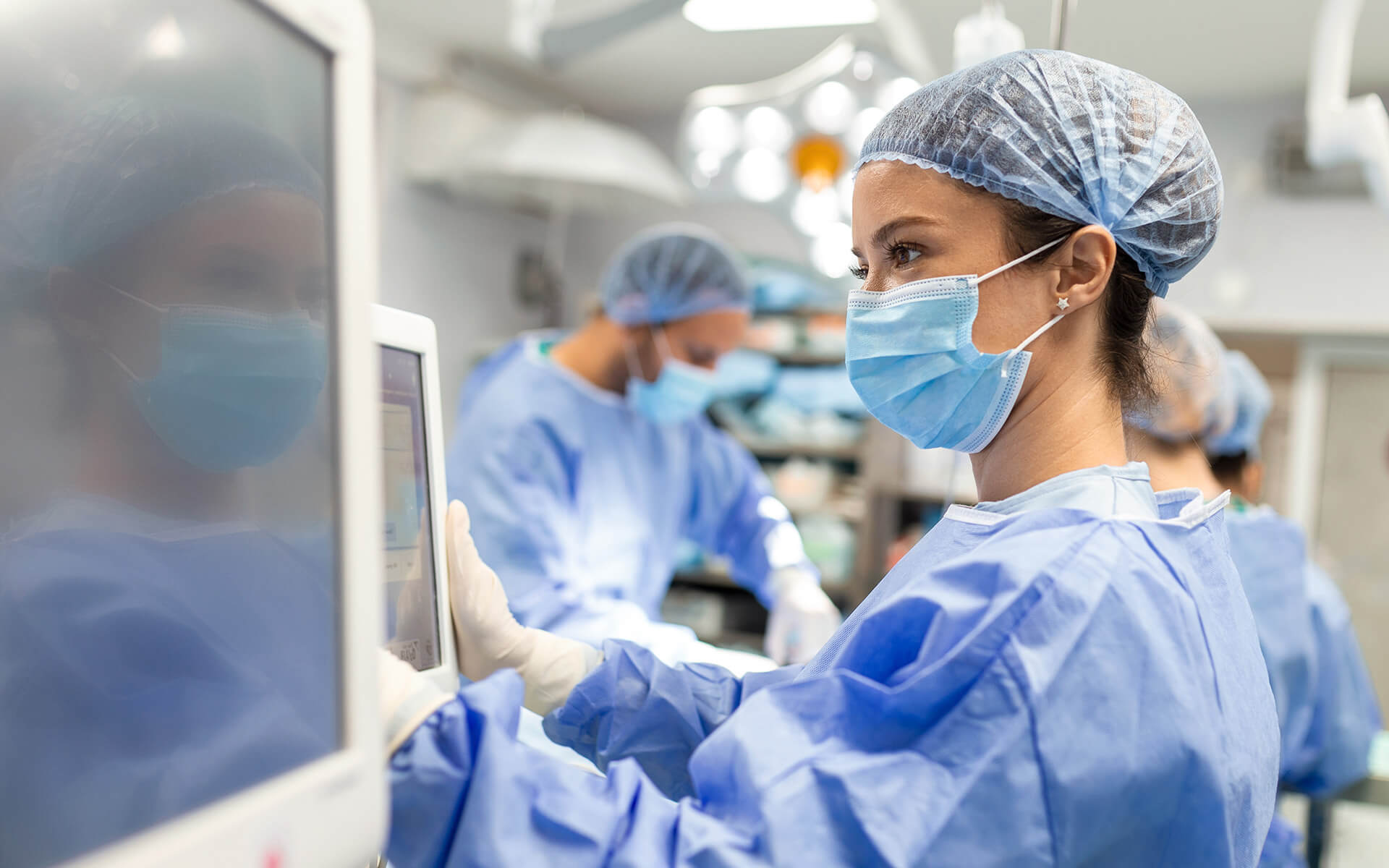 physician-reviewing-vitals