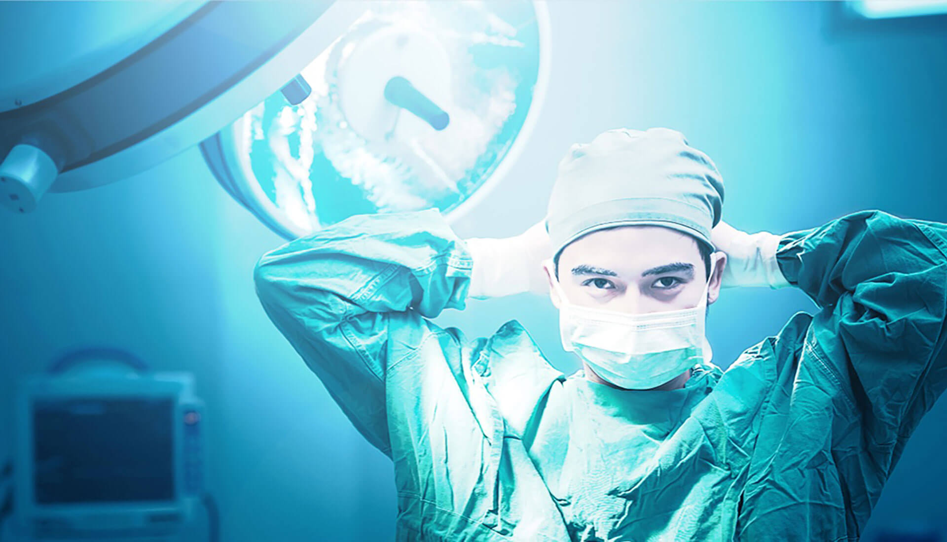 surgeon-putting-on-mask