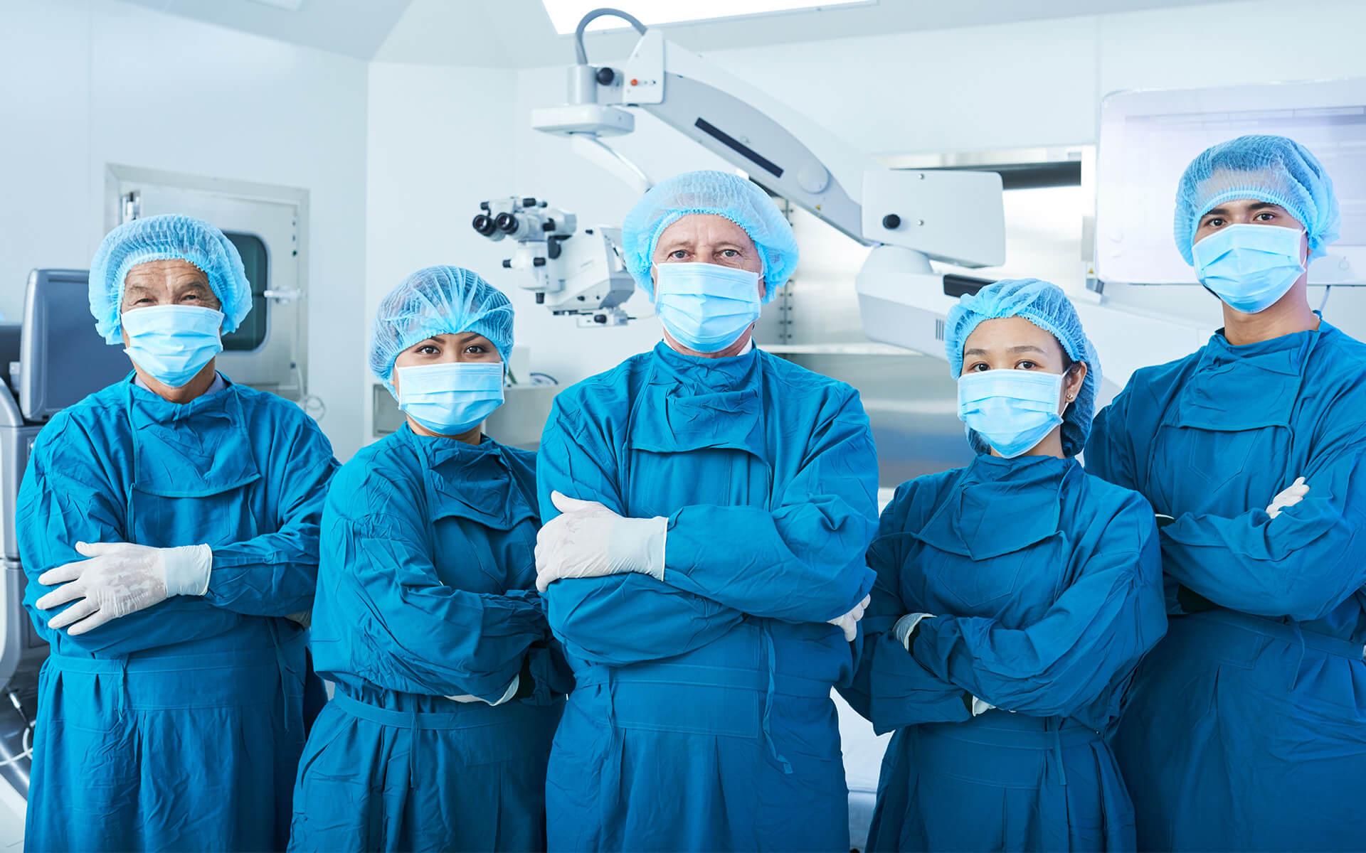 surgeon-team-arms-folded